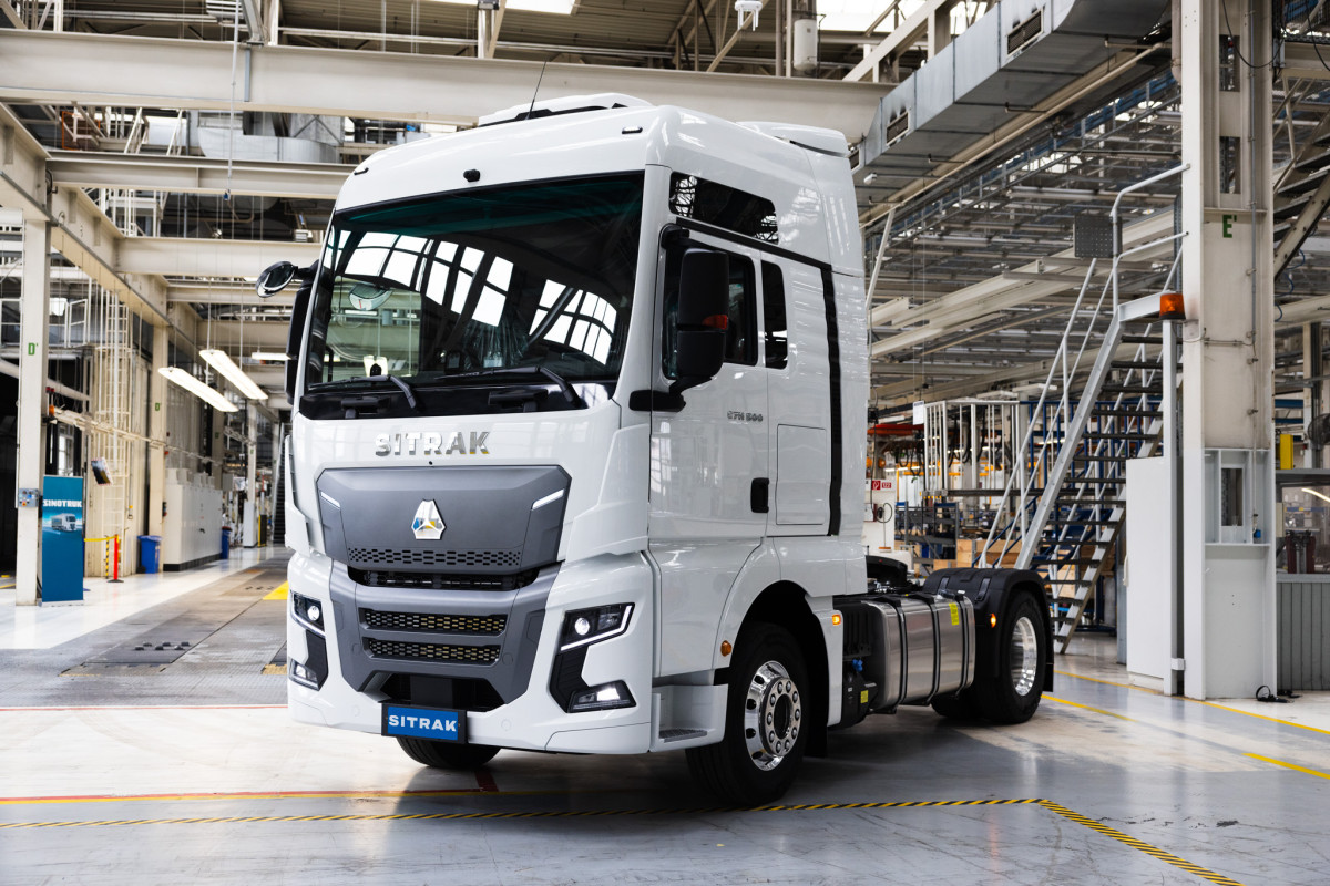 首台Sitrak牵引车在奥地利Steyr工厂下线（图：Truck & Bus Builder）